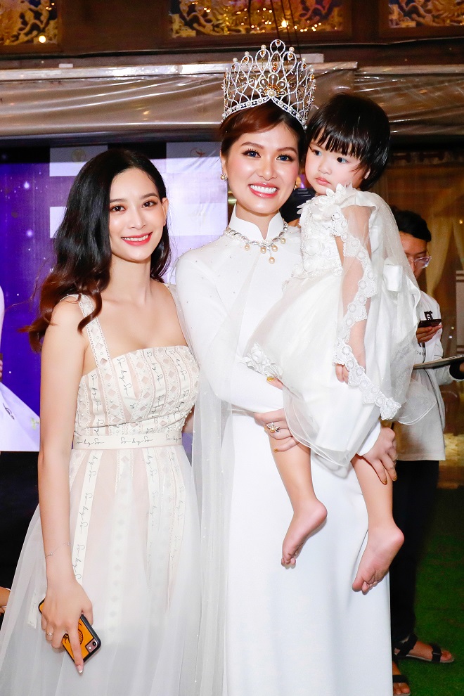 Trong bữa tiệc, người đẹp quê Vũng Tàu xúc động chia sẻ với bạn bè về hành trình giành lấy&nbsp;vương miện, cũng như những hoạt động sắp tới. Đặc biệt là dự án dành cho cộng đồng, cô đã thành lập quỹ từ thiện Tâm Mỹ Đức - dự án chuyên giúp đỡ các bà mẹ khó khăn, các con nhỏ mồ côi để có cuộc sống tốt đẹp hơn.&nbsp;Ngoài ra cô còn thành lập kênh Youtube chia sẻ cách nuôi dạy con khi cô là bà mẹ showbiz đông con nhất hiện nay.&nbsp;