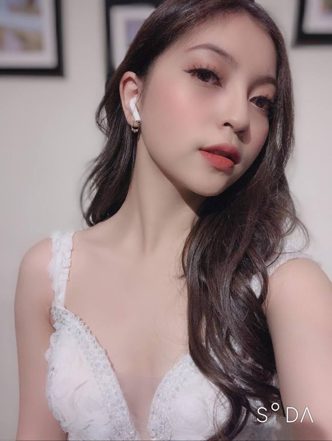 Thời gian gần đây, hot girl Quảng Nam liên tục "đốt mắt" fan bằng loạt ảnh gợi cảm. 