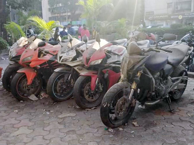 Xe máy - Xe đạp - Xót xa siêu mô tô bị vứt xó hoang phế ở đồn cảnh sát