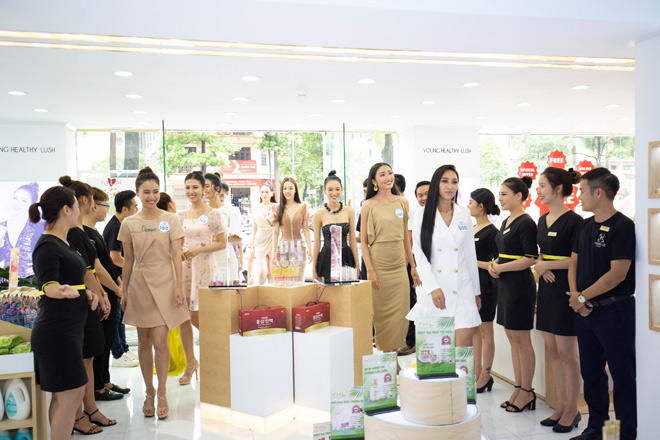 Thí sinh Miss World Vietnam 2019 được chào đón tại showroom mỹ phẩm YHL.