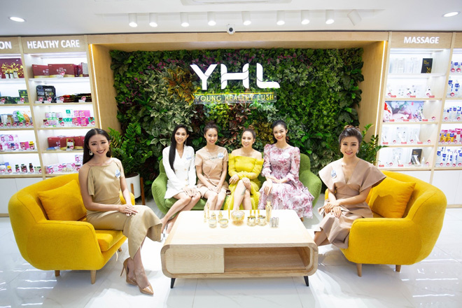 Các cô gái được CEO Hằng Lê chia sẻ nhiều kiến thức và kinh nghiệm làm đẹp bổ ích.