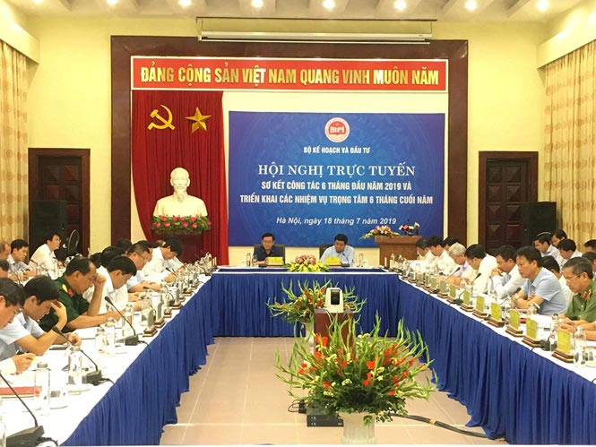 Phó Thủ tướng Vương Đình Huệ và Bộ trưởng Nguyễn Chí Dũng chủ trì hội nghị sơ kết ngày 18/7 của Bộ Kế hoạch và Đầu tư.