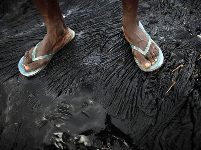 Hồ xấu xí nhất TG, không có một giọt nước nhưng bên trong toàn là "vàng đen" - 4