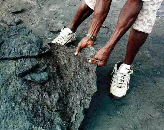 Hồ xấu xí nhất TG, không có một giọt nước nhưng bên trong toàn là "vàng đen" - 2