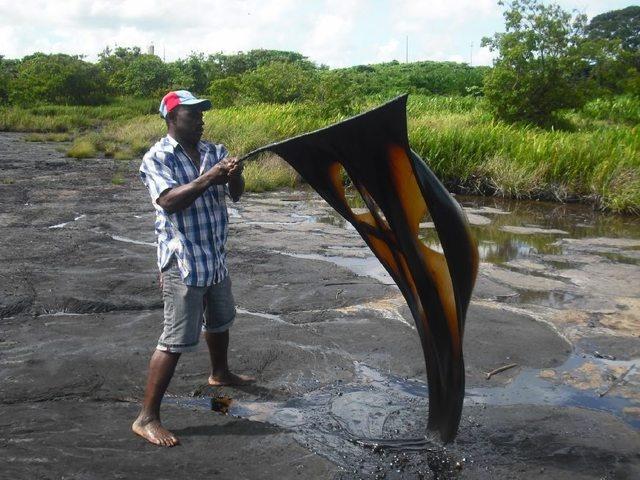 Hồ xấu xí nhất TG, không có một giọt nước nhưng bên trong toàn là "vàng đen" - 3