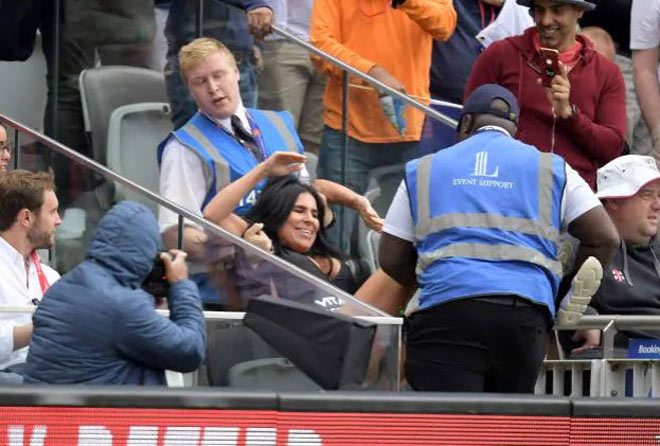 Chỉ 15 giây xuất hiện trong trận chung kết cricket bà đã bị "mang tiếng"