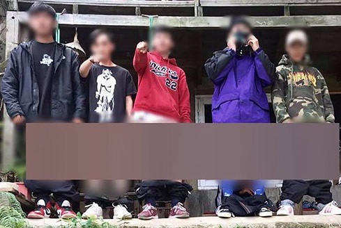 &nbsp;Hình ảnh nhóm thanh niên tụt quần check-in Đà Lạt bị "ném đá"