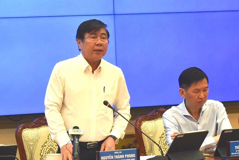 Chủ tịch Nguyễn Thành Phong phát biểu tại cuộc họp. Ảnh: TÁ LÂM