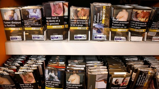 Các gói thuốc lá với hình ảnh thương tật được bày bán ở châu Âu. Ảnh: Reuters
