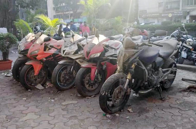 Xót xa siêu mô tô bị vứt xó hoang phế ở đồn cảnh sát - 1