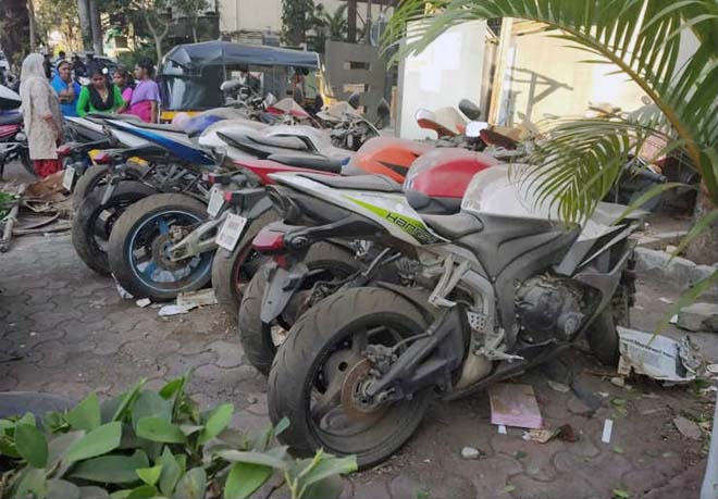 Trong số xe bị bỏ xó, có những chiếc là phiên bản đắt tiền