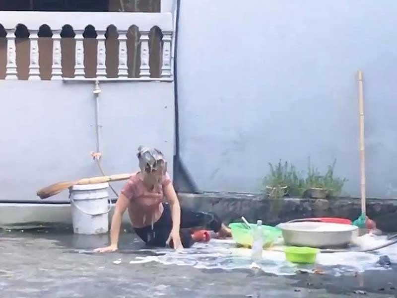 Hình ảnh người mẹ bị đổ trứng vào đầu để ăn mừng kênh có nhiều lượt xem cách đây không lâu, hiện nam thanh niên đã xóa video và xin lỗi cộng đồng mạng. (Ảnh cắt từ clip)