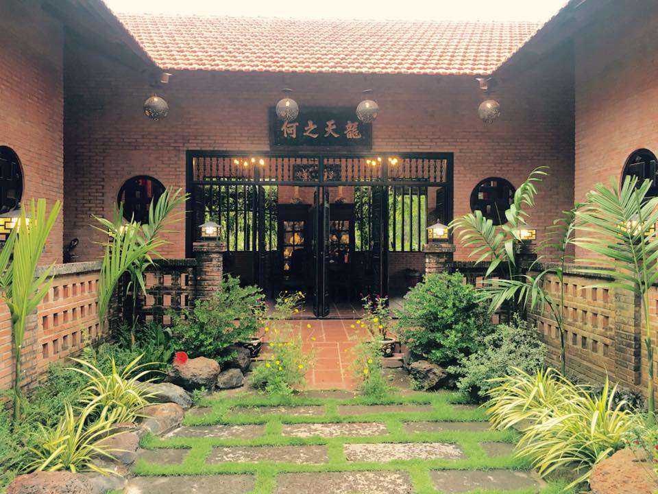 Khu biệt
phủ được anh xây dựa theo theo mô hình của ngôi nhà cổ có tuổi đời
100 năm ở Nam Định.