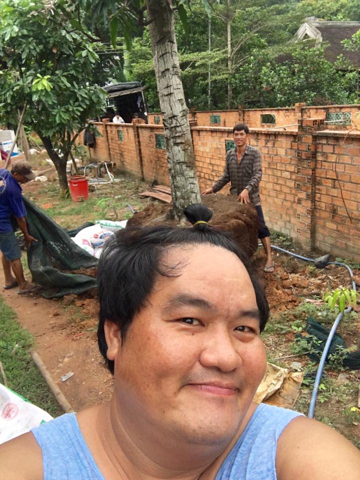 Mới đây nhân Facebook nhắc lại kỷ
niệm 2 năm xây dựng biệt phủ, Hoàng Mập đã chia sẻ lại một số hình
ảnh bên trong khuôn viên ngôi nhà được phủ kín cây xanh. 