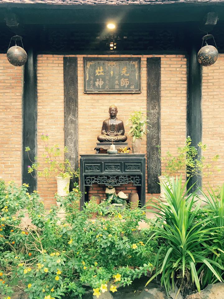 Bên trong nhà, anh bố trí những
gian đối lập, nằm tách biệt để phục vụ cho phim trường hoặc làm nơi
thờ gia tiên.