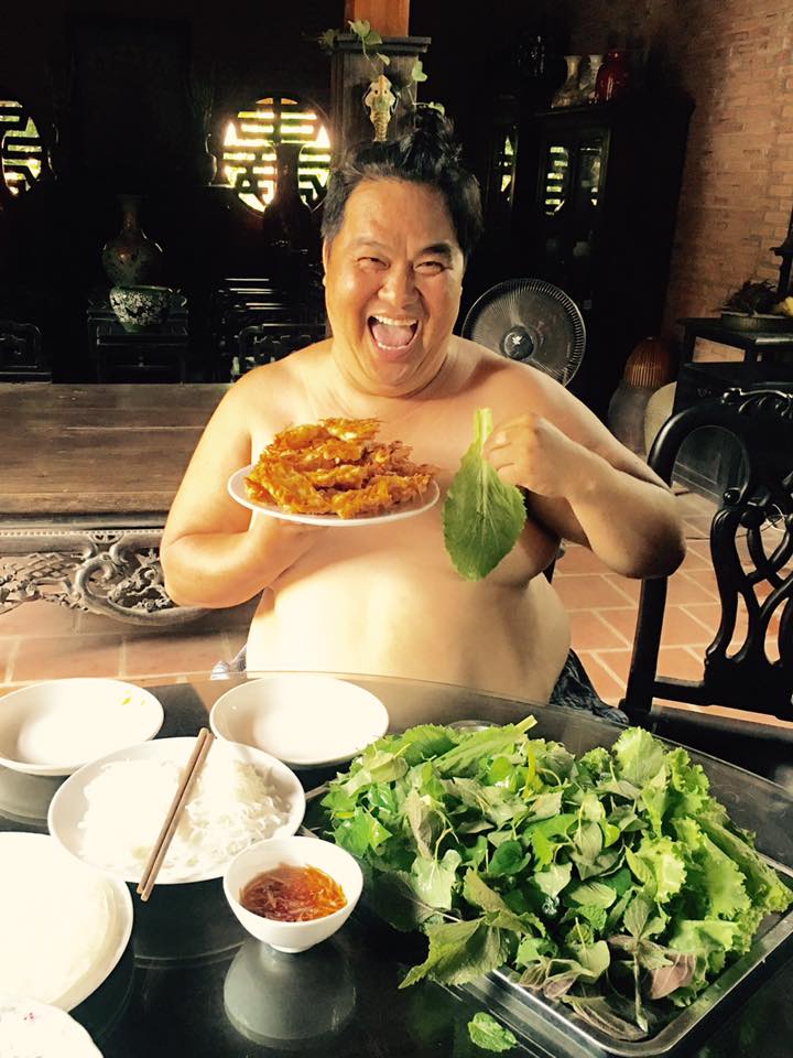 Hoàng Mập tiết lộ anh xây nhà lớn để
nghỉ dưỡng, cuối tuần anh lại lái xe đưa cả nhà về Đông Nai để vui
thú điền viên. Hiện tại, bố mẹ vợ anh trông nom nhà cửa.