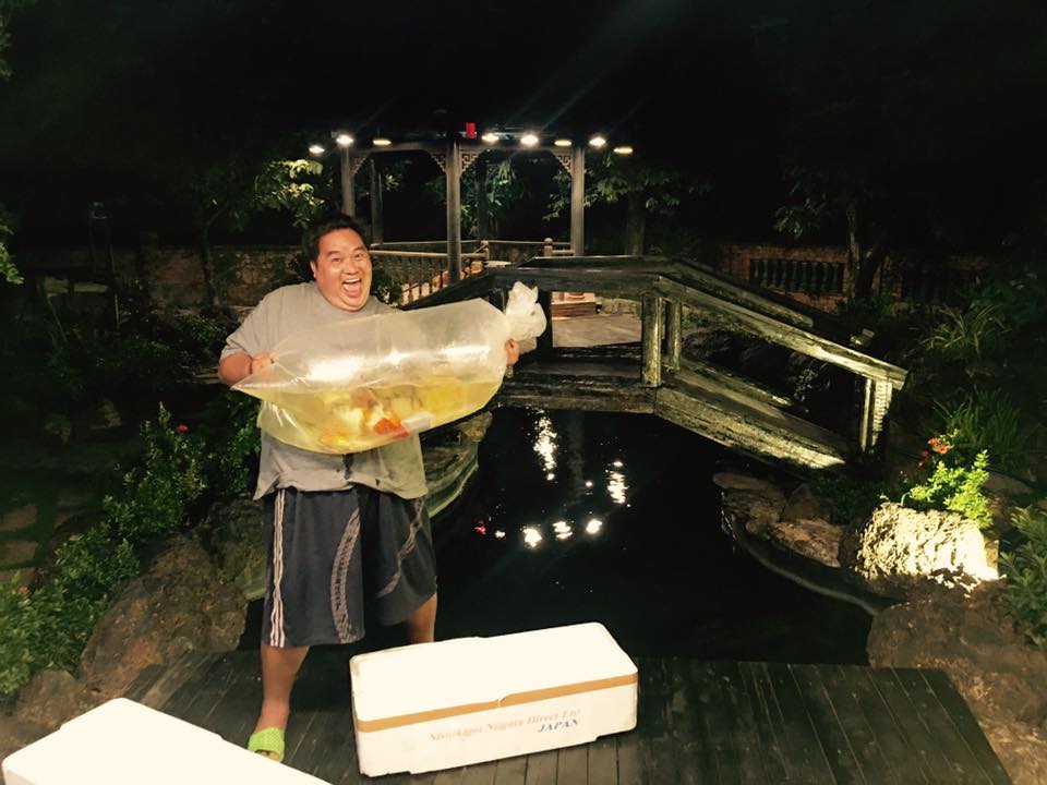 Khung cảnh bên trong đều được xây
theo mô hình của ngôi nhà cổ ở Nam Định. Ngoài việc xây tường, mọi
thứ từ gỗ đến vật dụng trang trí đều được thợ lắp ghép đúng.