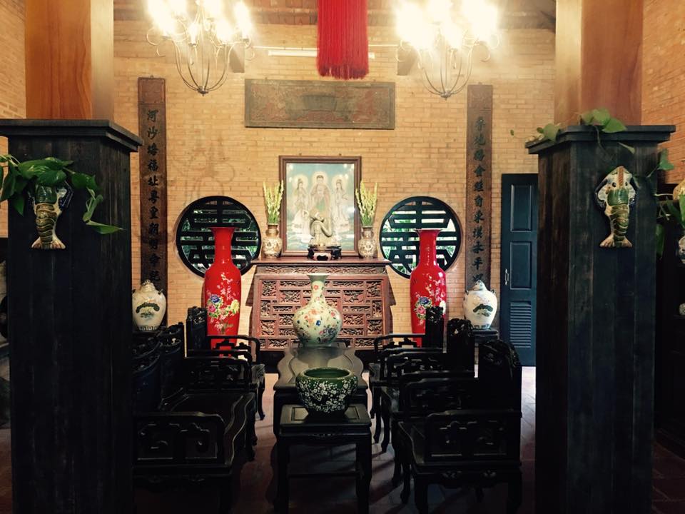 Nam diễn viên hài cho biết anh đã mua
ngôi nhà cổ ở Nam Định có tuổi đời 100 năm vì yêu thích phong cách
cổ xưa. Vì thế, anh đã thuê những người thợ ở miền Bắc vào gia
công, lắp đặt và trang trí cho giống. 