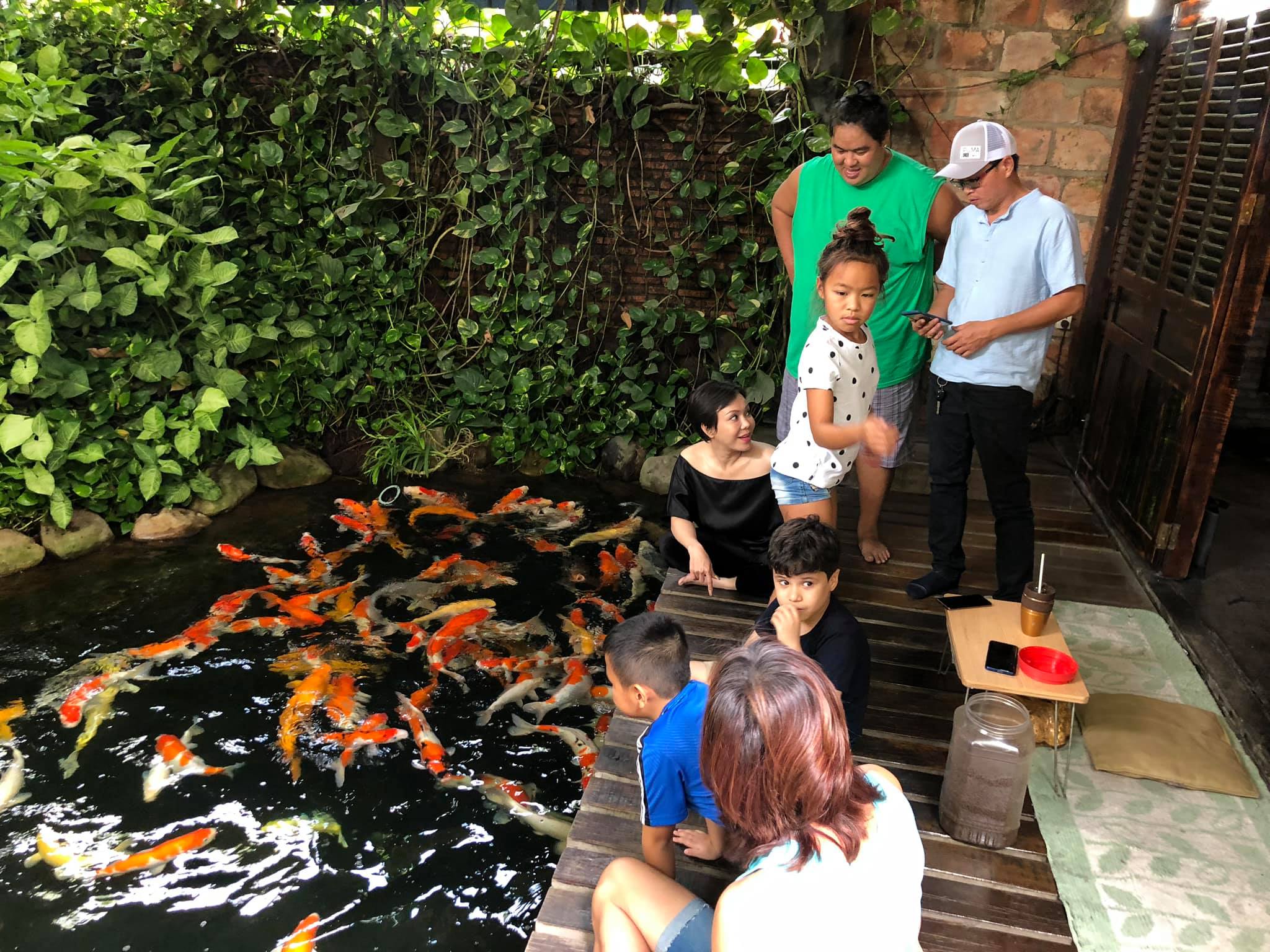 Mới đây,
Việt Hương cùng ông xã cũng ghé thăm biệt phủ của Hoàng
Mập 