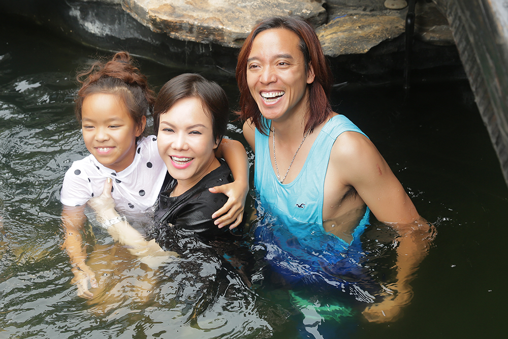 Việt
Hương livestream cảnh cả gia đình đang bơi dưới hồ cá Koi "siêu to
khổng lồ".