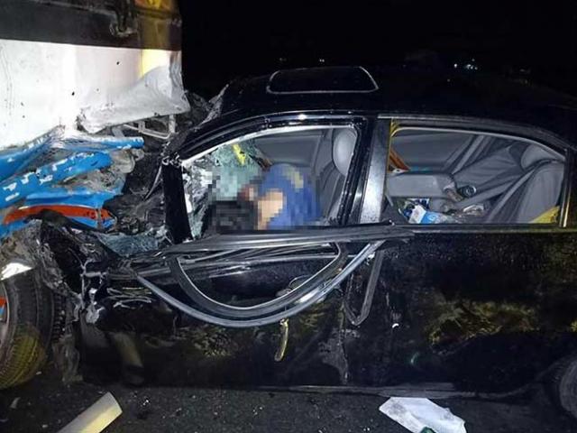 Tin tức trong ngày - Chủ tịch huyện trọng thương trong ca bin sau va chạm với xe chở công nhân