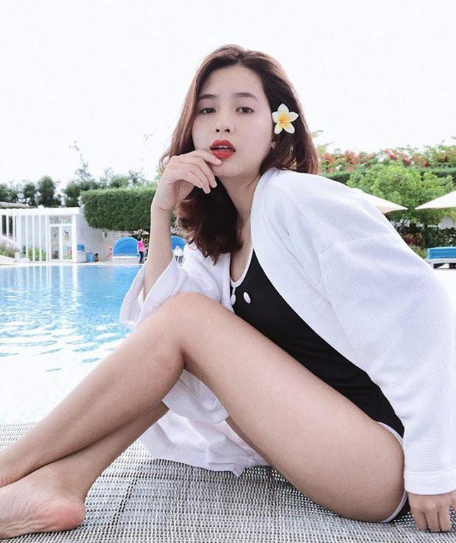 Những ngày gần đây, MV Sóng gió của
Jack cũng là một trong những cái tên nhận được nhiều quan tâm của
khán giả. Ra mắt từ 12/7 đến nay, Sóng gió đã đạt gần 40 triệu lượt
xem. Đảm nhận vai nàng thơ trong Sóng gió chính là Trần Nguyễn
Thiên An.