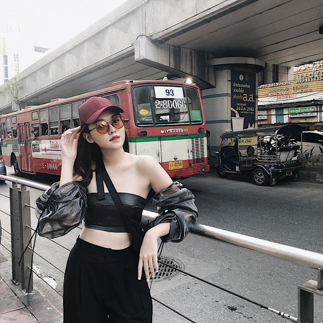 Cô nàng 19 tuổi lôi cuốn người đối
diện nhờ gương mặt không góc chết, đôi mắt to, sống mũi cao vút
thon gọn. Đặc biệt với lợi thế chiều cao lên đến 1m7, Tường San
nhanh chóng trở thành cái tên đắt show làm mẫu.