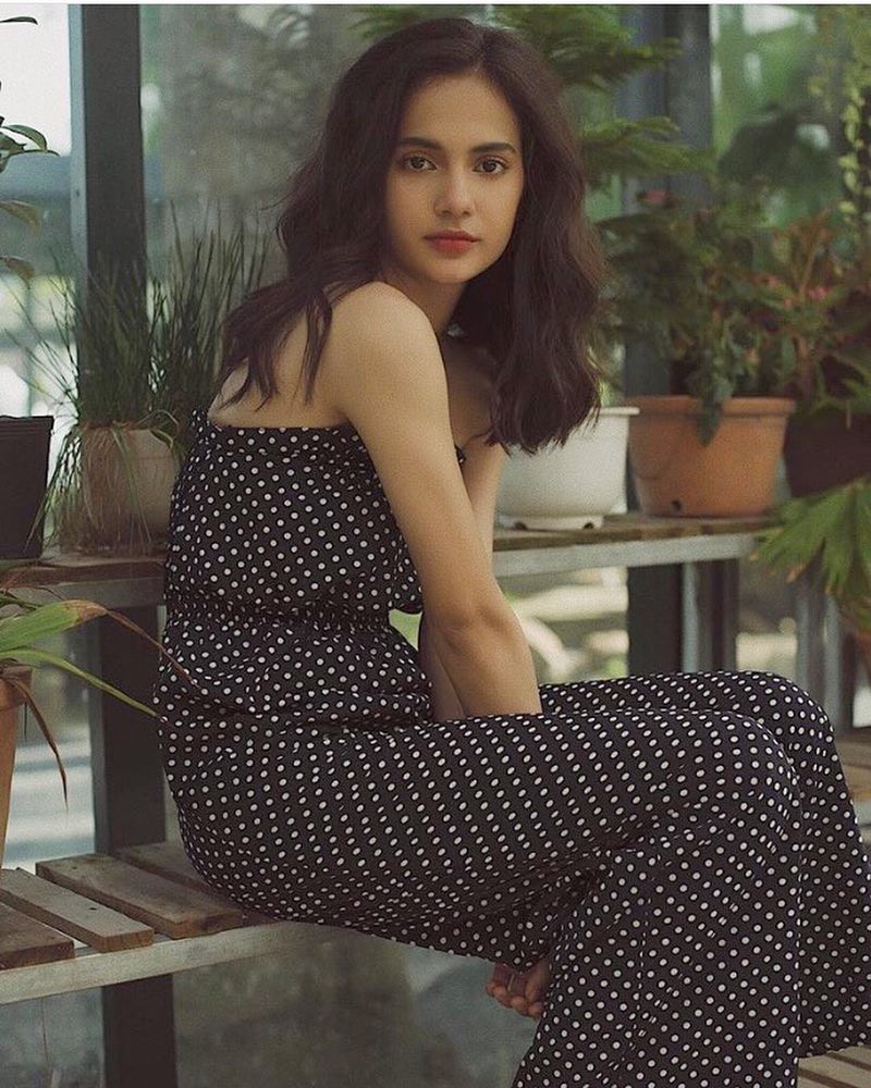 Tháng 4/2019, Soobin Hoàng Sơn kết
đôi "bông hồng lai" Emma Lê trong MV Đã đến lúc. Vẻ đẹp lai Việt
Nam - Tây Ban Nha cuốn hút, gợi cảm giúp cô nàng nhận nhiều lời
khen ngợi.