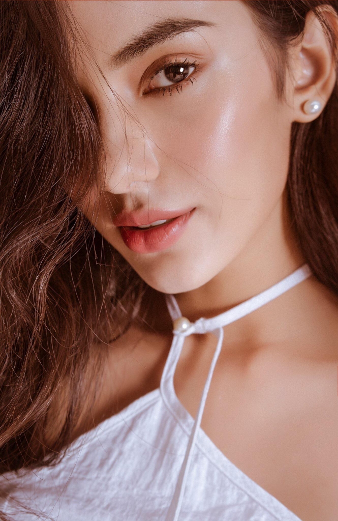 Trước khi làm "bạn gái Soobin", Emma
Lê khá nổi tiếng trên mạng xã hội với lượng người theo dõi lớn. Con
gái nữ diễn viên Lê Hóa đam mê học ngoại ngữ và có năng khiếu chơi
thể thao.