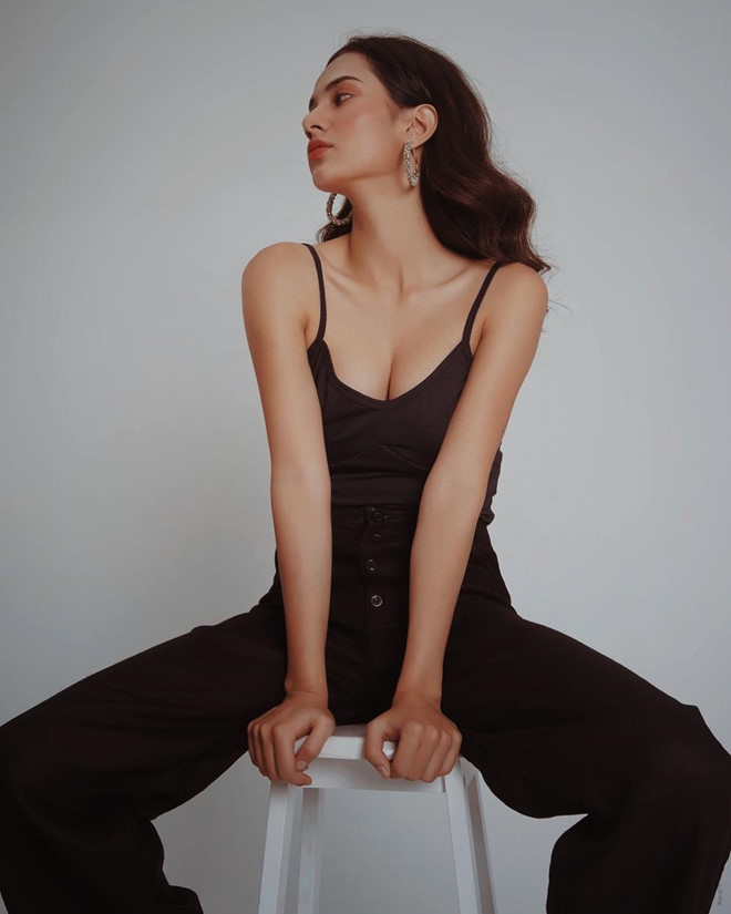 Sở hữu vẻ ngoài sáng cùng chiều cao
1,68 m, Emma hiện nhận được nhiều lời mời quảng cáo, làm mẫu ảnh
cho một số bộ sưu tập thời trang.