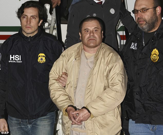 Trùm ma túy El Chapo (giữa) vừa bị tuyên án tù chung thân tại Mỹ