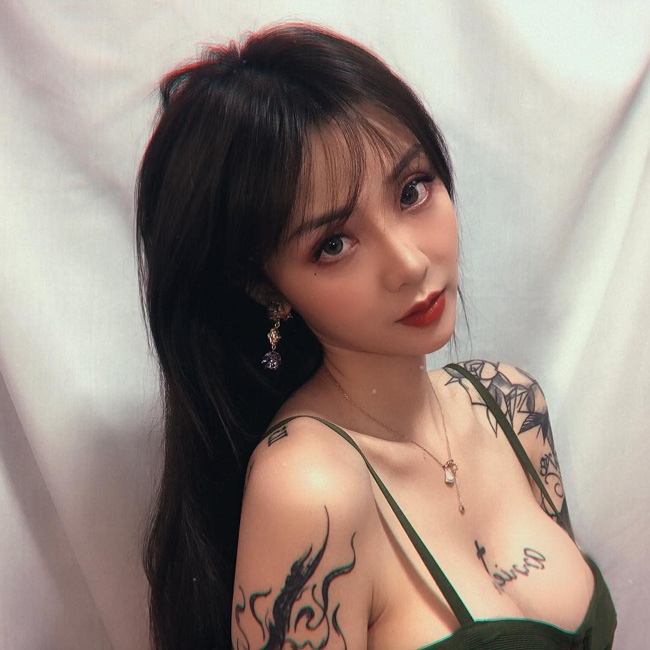 Bên cạnh góc nghiêng xinh đẹp, những hình xăm lớn trên cơ thể cô cũng gây chú ý.&nbsp;