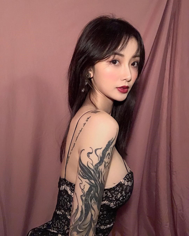 Ngược lại, Fujiwara Kira tự tin diện bikini, váy hai dây, cúp ngực... để lộ những hình xăm trên cơ thể.&nbsp;
