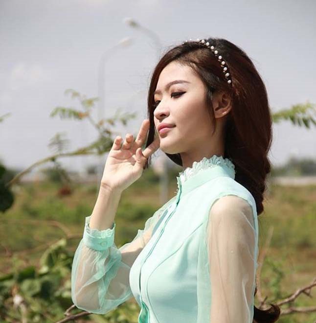 Cô từng đoạt giải hoa khôi cuộc thi "Phụ nữ Duyên dáng - Tài năng 2017".