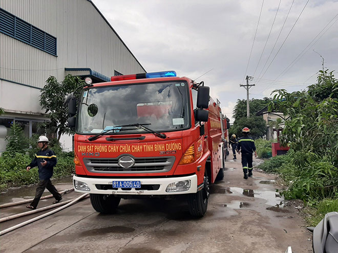 Hàng ngàn m2 nhà xưởng đổ sập vì cháy lớn - 2