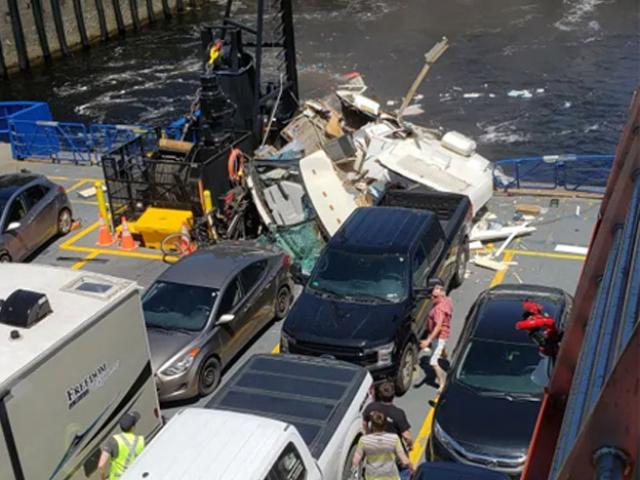 Media - Kinh hoàng ô tô bay hàng chục mét từ đường xuống phà như phim hành động