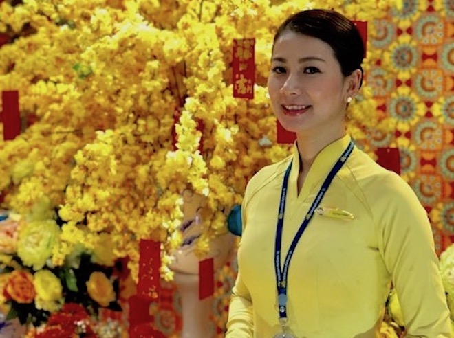 Tiếp viên trưởng Nguyễn Thị Quỳnh Trân là một trong hai người đã tìm thấy và trả lại 13.000 USD tiền mặt cho hành khách bị thất lạc.