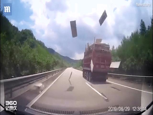 Phi thường - kỳ quặc - Đang đi trên cao tốc, hoảng hồn vì "trúng đòn" của xe tải đi trước