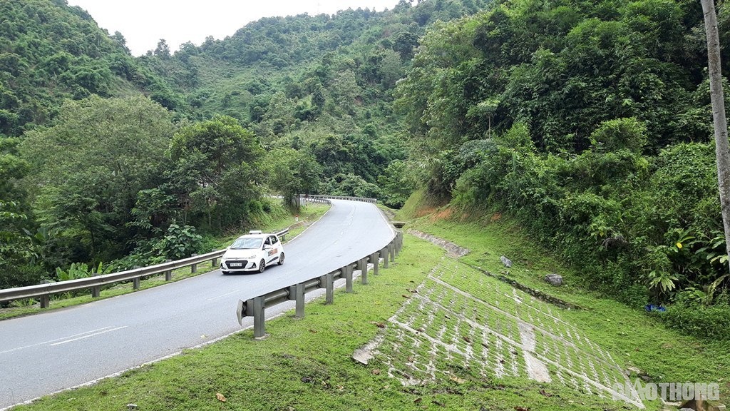 Những vụ TNGT trên đều có một số điểm chung như: Cùng là xe đầu kéo chở hàng đi về Cửa khẩu Tây Trang; cùng xảy ra vào ban đêm và ở đoạn cuối chân dốc. Khi được hỏi các lái xe đều khai nhận chưa có kinh nghiệm điều khiển xe đi đường đèo dốc, cá biệt có lái xe lần đầu chạy đường Tây Bắc.
