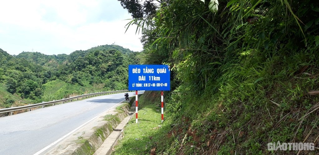 Đèo Tằng Quái tuy không quá dài, không cao nhưng lại quanh co, khá nhiều dốc