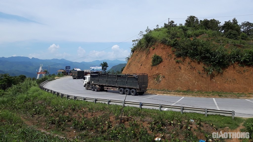 Khúc cua ở đỉnh đèo Tằng Quái