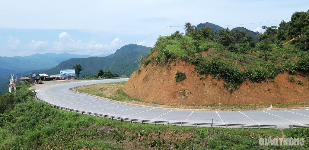 Để đảm bảo an toàn khi tham gia giao thông trên tuyến đường này, các lái xe, đặc biệt là những người điều khiển xe có trọng tải lớn phải chú ý những biển cảnh báo nguy hiểm, những đoạn lên, xuống dốc liên tục.