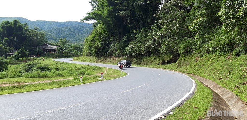 Với những con dốc dài, những khúc cua liên tiếp khiến đoạn đường dài hơn 100km này trở thành mối nguy hiểm luôn rình rập, đe dọa tính mạng những người tham gia giao thông, đặc biệt là những tài xế chưa có kinh nghiệm đi đường đèo, dốc.