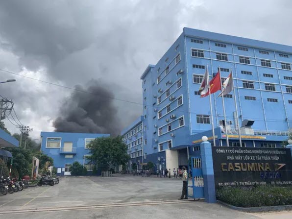 Sau tiếng nổ lớn, khói bao trùm cả 1 vùng trời thị xã Tân Uyên - 4
