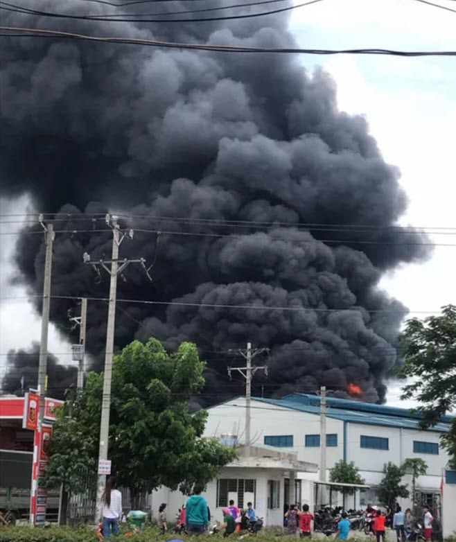 Sau tiếng nổ lớn, khói bao trùm cả 1 vùng trời thị xã Tân Uyên - 3