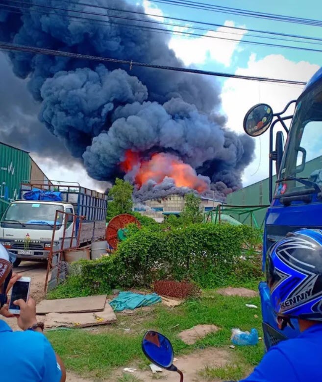 20 xe chữa cháy đến hiện trường dập lửa và ngăn chặn cháy lan sang công ty sản xuất lốp xe gần bên.