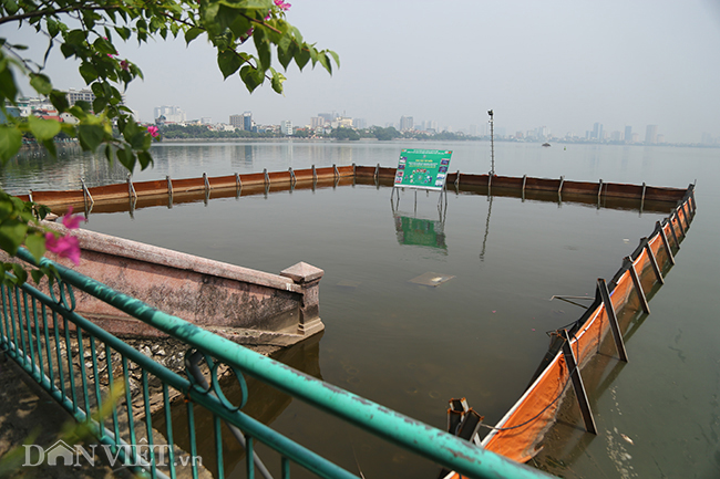 Sau một thời gian được quây tôn để thí điểm công nghệ xử lý nước Nano Bioreactor của Nhật Bản như ở sông Tô Lịch, một góc hồ Tây trên phố Nguyễn Đình Thi đã có nhiều thay đổi.