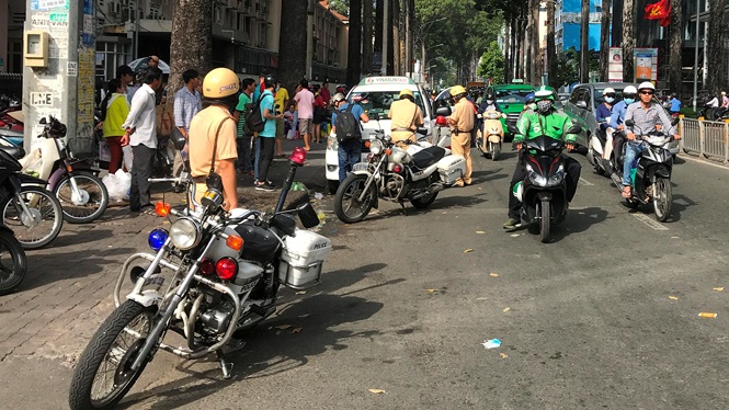 Trong tháng cao điểm, CSGT sẽ dừng tất cả phương tiện để kiểm tra.