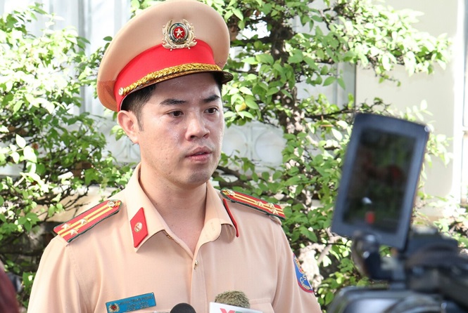 Thượng tá Huỳnh Trung Phong xin lỗi người dân vì chiến sĩ của mình quên nói cảm ơn.