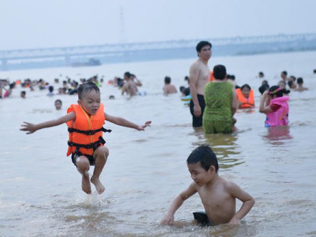 Tin tức trong ngày - Bãi tắm tự phát dưới chân cầu biến sông Hồng thành "bãi biển mini"